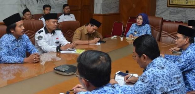 Tenaga Honorer Minta Legalitas, Bupati Serang: Kita Perjuangkan! Tenaga Honorer Minta Legalitas, Bupati Serang: Kita Perjuangkan!