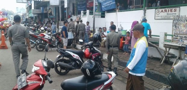 Jelang Kedatangan Jokowi, PKL Di Pasar Anten Pandeglang Dibubarkan Paksa Jelang Kedatangan Jokowi, PKL Di Pasar Anten Pandeglang Dibubarkan Paksa