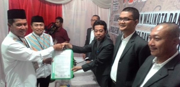 Daftar ke KPU, Pasangan Syafrudin-Subadri Minta Maaf Bila Masyarakat Terganggu Daftar ke KPU, Pasangan Syafrudin-Subadri Minta Maaf Bila Masyarakat Terganggu