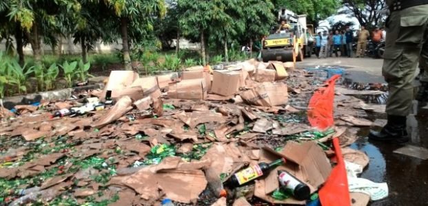 Pemkot Serang Musnahkan Ribuan Botol Miras Hasil Razia Pemkot Serang Musnahkan Ribuan Botol Miras Hasil Razia