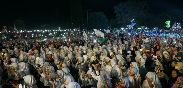 Subhanallah! Puluhan Ribu Jemaah “Sinari” Langit Pandeglang Lewat Lantunan Sholawat Subhanallah! Puluhan Ribu Jemaah “Sinari” Langit Pandeglang Lewat Lantunan Sholawat
