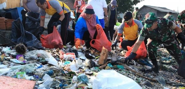 “Disentil” Menteri Susi Lewat Twitter, Bupati Irna Turun Bersihkan Lautan Sampah di Labuan “Disentil” Menteri Susi Lewat Twitter, Bupati Irna Turun Bersihkan Lautan Sampah di Labuan