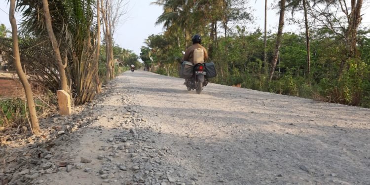 Perbaikan Jalan Tak Kunjung Selesai, Warga Keluhkan Debu