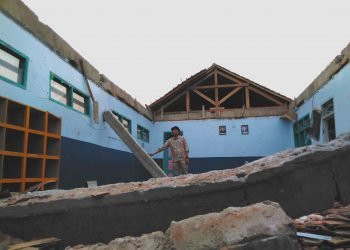 Dahi Ketua Komisi IV DPRD Pandeglang Mengernyit Saat Tinjau Sekolah Ambruk 