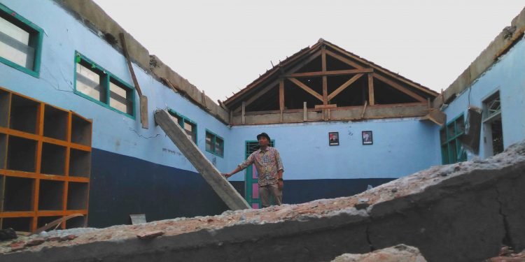 Dahi Ketua Komisi IV DPRD Pandeglang Mengernyit Saat Tinjau Sekolah Ambruk