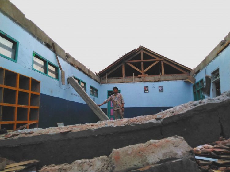 Dahi Ketua Komisi IV DPRD Pandeglang Mengernyit Saat Tinjau Sekolah Ambruk 