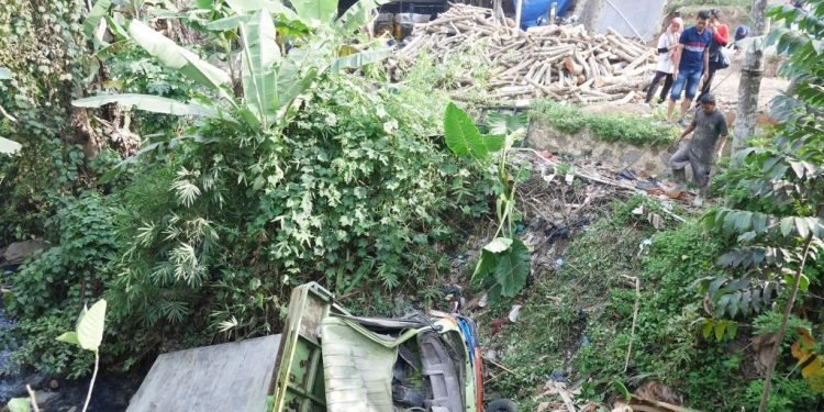 Tak Kuat Nanjak, Truk Semen Terjun Bebas ke Jurang