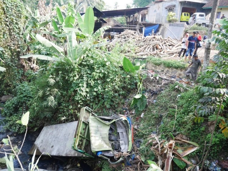 Tak Kuat Nanjak, Truk Semen Terjun Bebas ke Jurang