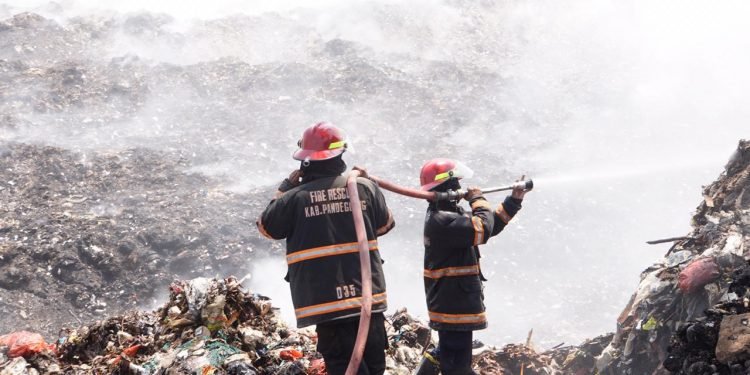Bersih-bersih Kebun Berujung Kebakaran di TPA Bangkonol