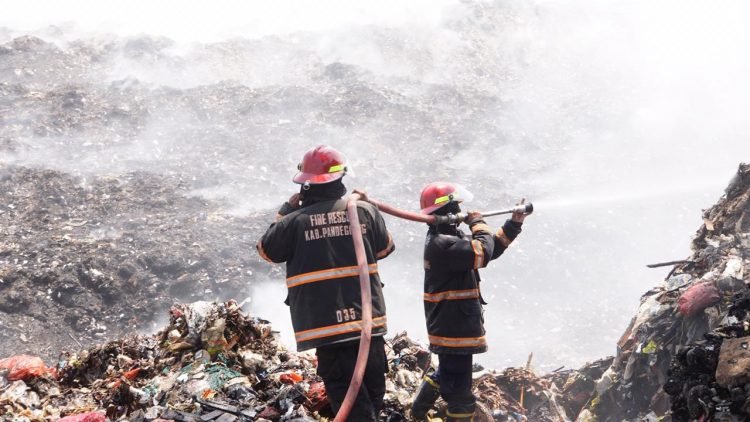 Bersih-bersih Kebun Berujung Kebakaran di TPA Bangkonol