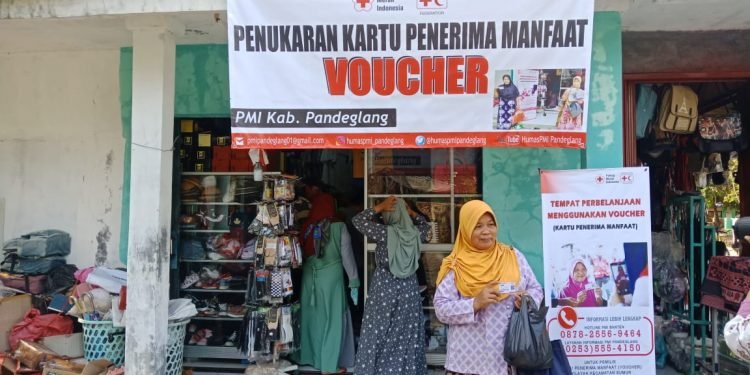 PMI Salurkan Voucher Belanja Bagi Ratusan Warga Terdampak Tsunami Selat Sunda
