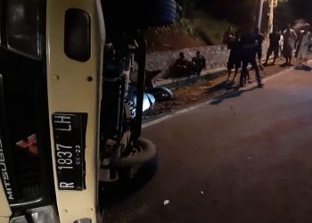 Hindari Pengendara Motor, Mobil Box Terguling di Saketi