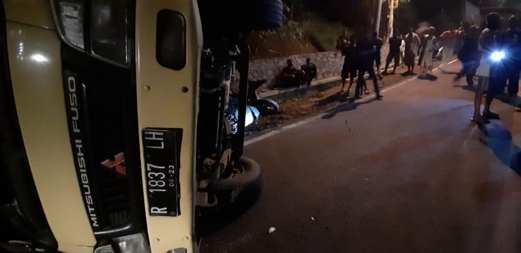 Hindari Pengendara Motor, Mobil Box Terguling di Saketi