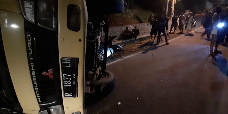 Hindari Pengendara Motor, Mobil Box Terguling di Saketi