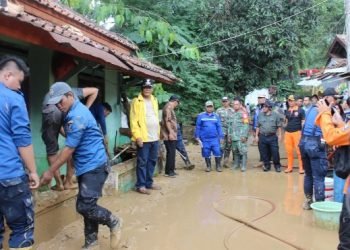 Tinjau Lokasi Banjir, Wabup Pandji Fokus Penyelamatan Korban Jiwa