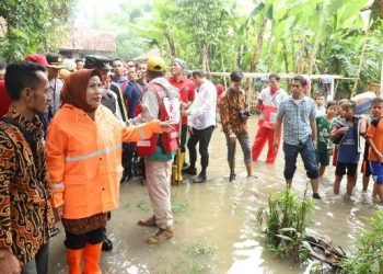 Kunjungi Korban Banjir, Bupati Serang : Normalisasi Sungai Cidurian Mendesak