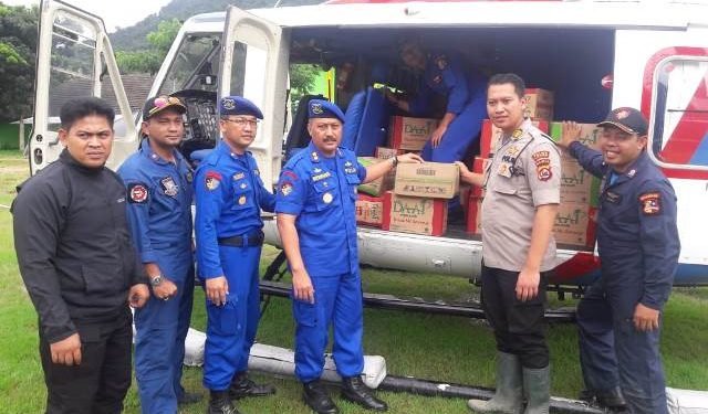 Sulitnya Medan, Polda Banten Distribusi Logistik Melalui Udara