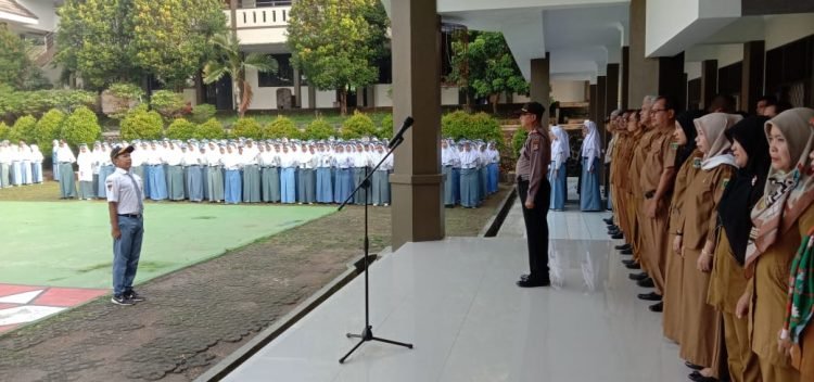 Polsek Beri Pemahaman Kedisiplinan Kepada Siswa SMKN 2 Pandeglang