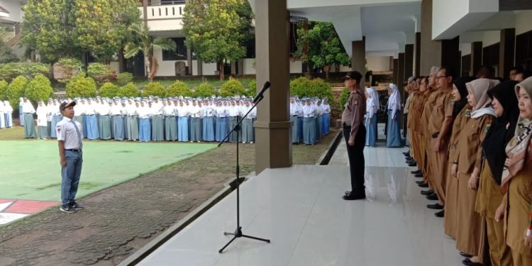 Polsek Beri Pemahaman Kedisiplinan Kepada Siswa SMKN 2 Pandeglang