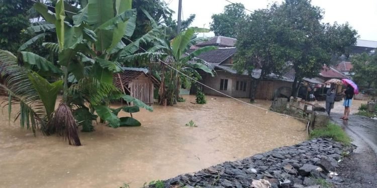 138 Gardu PLN Dipadamkan Akibat Banjir Bandang di Lebak