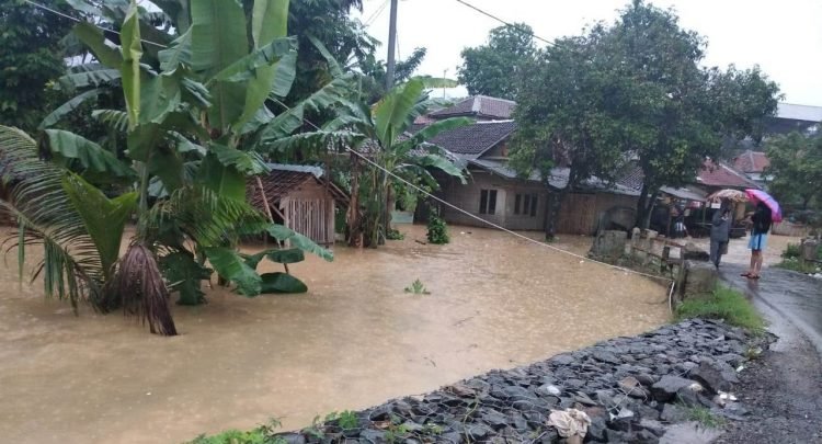 138 Gardu PLN Dipadamkan Akibat Banjir Bandang di Lebak