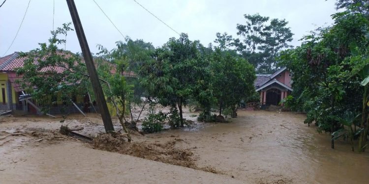 Banjir Bandang Terjang Pemukiman Warga Cipanas Lebak