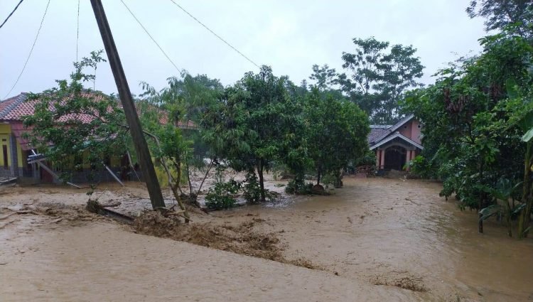 Banjir Bandang Terjang Pemukiman Warga Cipanas Lebak