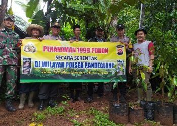 Hijaukan Lingkungan, Kelurahan dan Polsek Pandeglang Kompak Tanam Ratusan Pohon