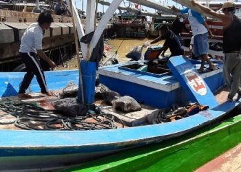 Musim Panen Ikan, Nelayan Binuangeun Nekat Melaut Meski Ombak Tinggi