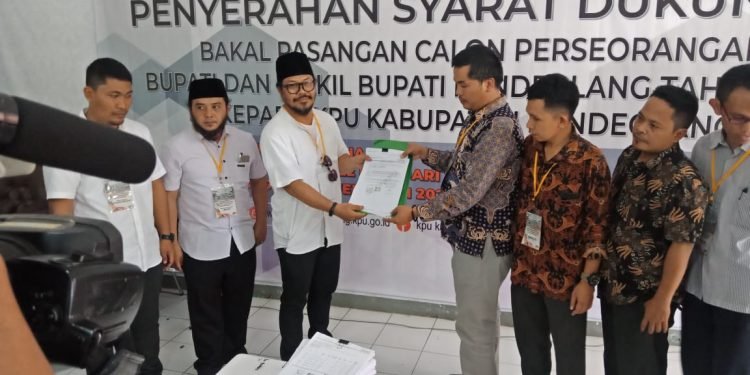 Serius Nyalon Bupati Pandeglang, Krisyanto Datangi KPU Bawa 35 Boks Dokumen Dukungan