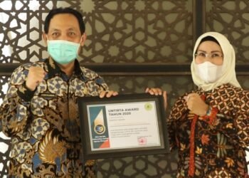 Ratu Tatu Chasanah Raih Untirta Award