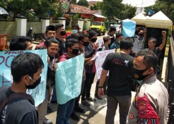 Halangi Wartawan Ambil Gambar Demo UU Cipta Kerja, Jurnalis Pandeglang: Polisi Paham UU Pers Gak?