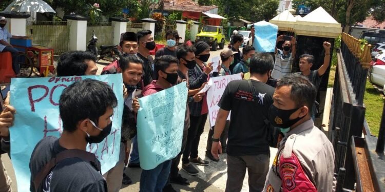 Halangi Wartawan Ambil Gambar Demo UU Cipta Kerja, Jurnalis Pandeglang: Polisi Paham UU Pers Gak?