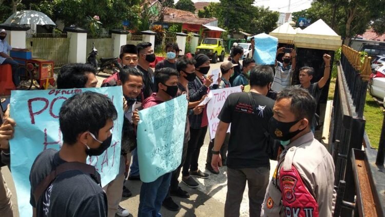 Halangi Wartawan Ambil Gambar Demo UU Cipta Kerja, Jurnalis Pandeglang: Polisi Paham UU Pers Gak?