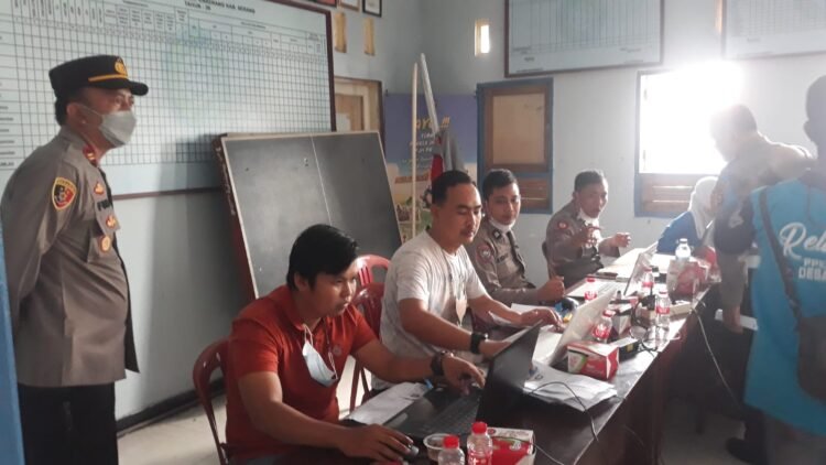 Vaksinasi Massal Polres Serang di Carenang Lampaui Target