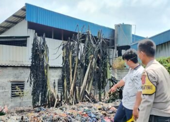 Pabrik Konstruksi Rangka Besi di Serang Terbakar