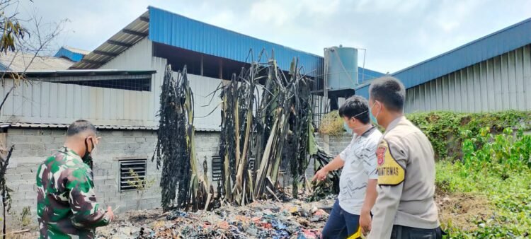 Pabrik Konstruksi Rangka Besi di Serang Terbakar
