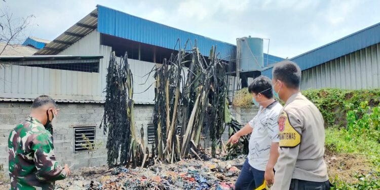 Pabrik Konstruksi Rangka Besi di Serang Terbakar