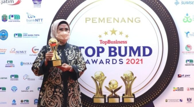 Keren, Bupati Serang Raih Top BUMD Award 2021