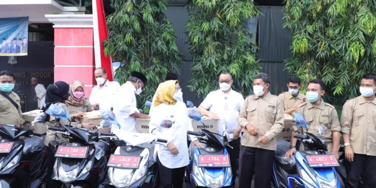 Bupati Serang Beri Motor untuk Pendamping PKH dan Jamsosratu