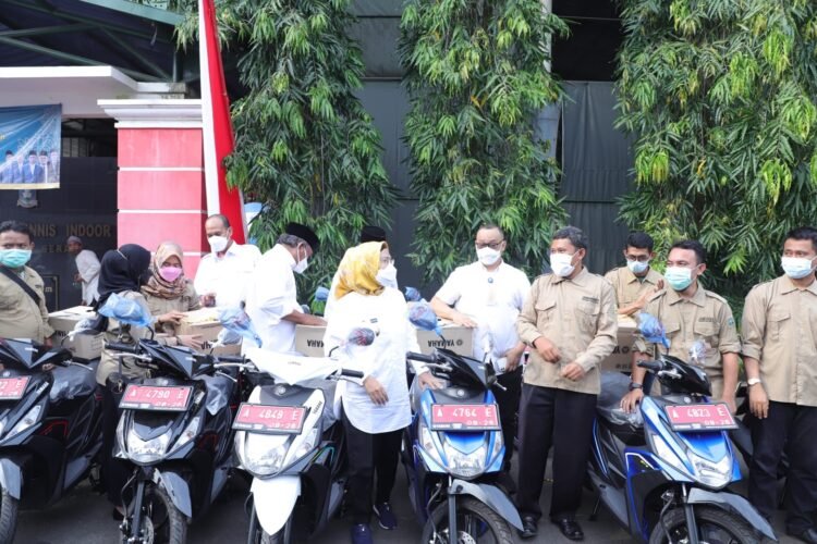 Bupati Serang Beri Motor untuk Pendamping PKH dan Jamsosratu