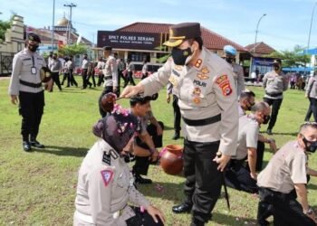 66 Anggota Polres Serang Mandi Kembang