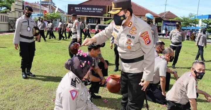 66 Anggota Polres Serang Mandi Kembang