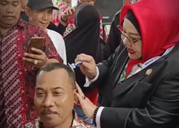 Tunaikan Nadzar, Pendukung Ida Rosida Botaki Kepala