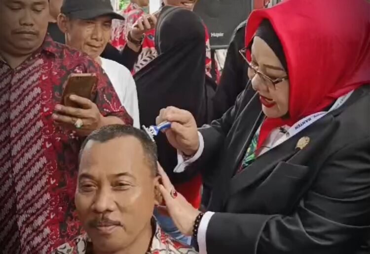 Tunaikan Nadzar, Pendukung Ida Rosida Botaki Kepala